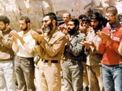 از دست&zwnj;نوشته&zwnj;ها تا تصاویر دیده نشده؛ &laquo;در لباس سربازی&raquo;؛ خاطرات حضور &laquo;آقا&raquo; در جبهه