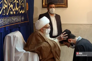 
ملبس شدن جمعی از طلاب به دست آیت الله نوری همدانی
