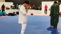 نماز شکر امیرمحمد حاتمیان پس از کسب مدال طلای MMA بازی‌های آسیایی جوانان