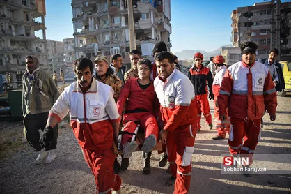 زلزله کرمانشاه؛ اشک&zwnj;ها و لبخندها/ وقتی دانشجوها از مدیران جلو زدند