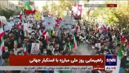 ماکت پهپاد شاهد در دست دانش&zwnj;آموزان شرکت کننده در راهپیمایی بزرگ ۱۳ آبان