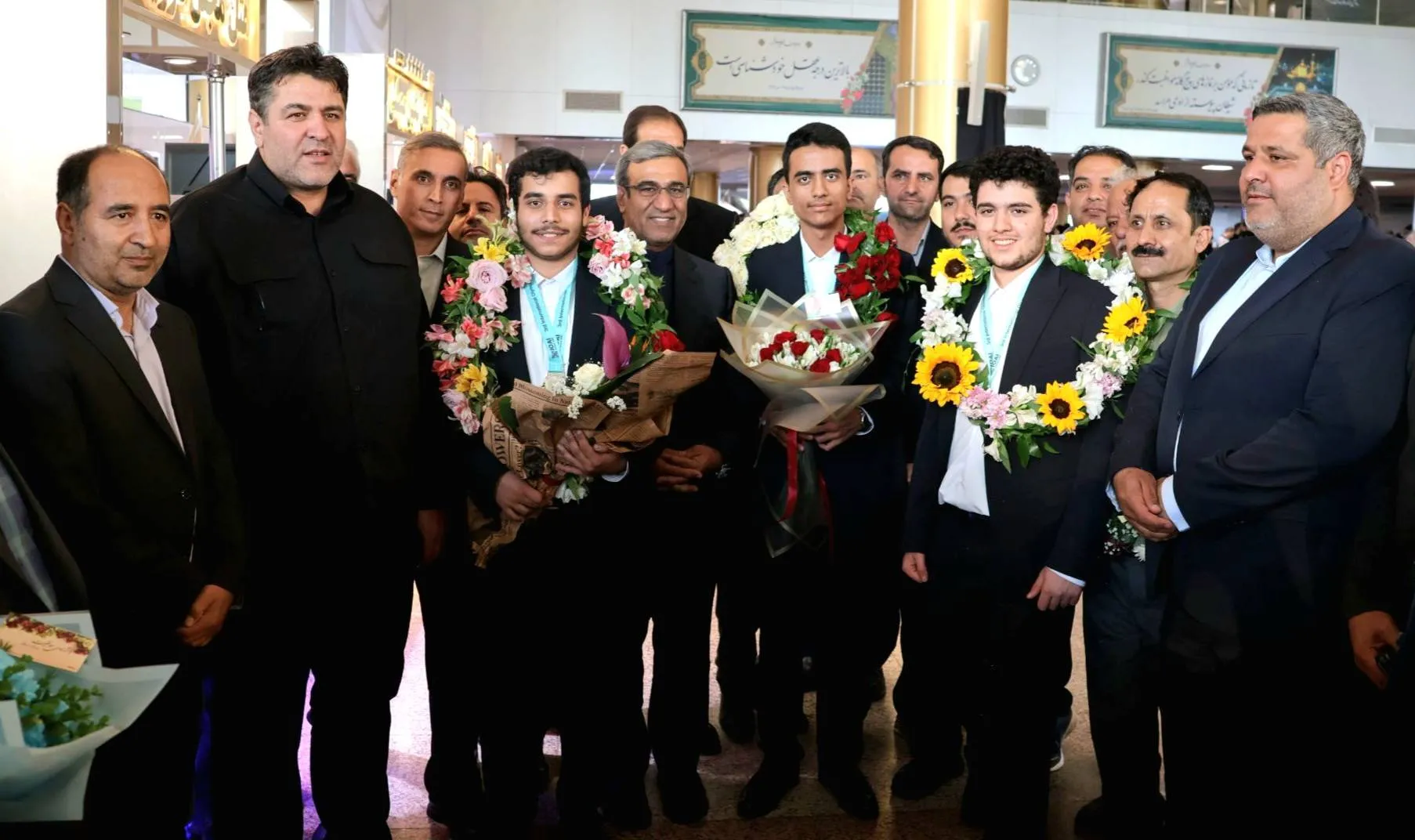 استقبال استاندار و مدیرکل آموزش و پرورش خراسان رضوی از مدال‌آوران المپیاد جهانی هوش مصنوعی در فرودگاه مشهد