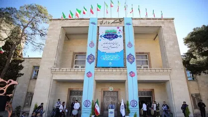 تجمع دانشجویان مقابل شهرداری اصفهان در اعتراض به واکسن خواری مسئولان