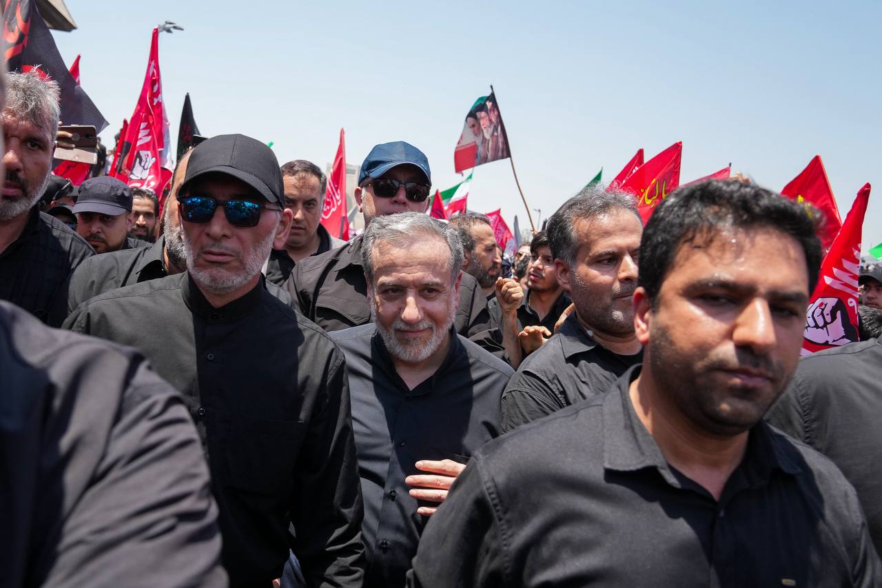 حضور سید عباس عراقچی وزیر امور خارجه در مراسم تشییع آقای شهید ایران حضور سید عباس عراقچی وزیر امور خارجه در مراسم تشییع آقای شهید ایران