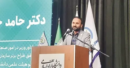 وجود پژوهشگران نخبه و علاقمند به حل مسائل کشور از مزیت&zwnj;های دانشگاه آزاد است