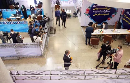 لاریجانی در راه ثبت&zwnj;نام / منتظر تصمیم رئیسی بمانید/ احمدی&zwnj;نژاد با هوادرانش آمد