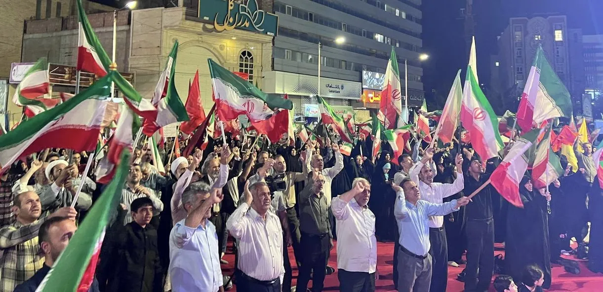 فریاد مرگ بر آمریکا در کرمان طنین انداز شد / حضور حماسی مردم دیار حاج قاسم در یکصد و نودمین شب حضور در عرصه میدان+فیلم