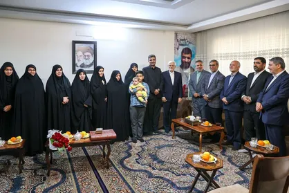 معاون اول رئیس&zwnj;جمهور به دیدار خانواده شهید برونسی رفت