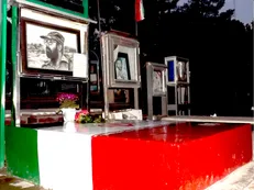 مسئولان سازمان بسیج اساتید کشور به شهید چمران ادای احترام می کنند
