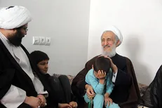دیدار حجت الاسلام صدیقی با خانواده‌ دو تن از شهدای تیپ فاطمیون + عکس
