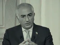 این رند‌ها جمع شدند دور این بچه پول هایش را از جیبش در بیاورند