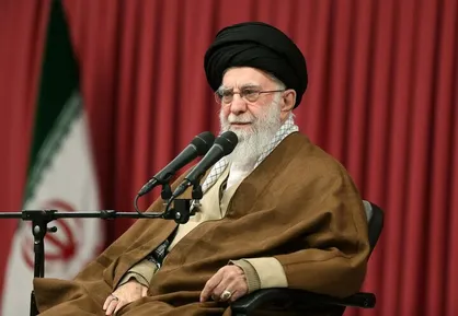 رهبرانقلاب :تا می&zwnj;گوییم سرمایه&zwnj;گذاری، ذهن بعضی&zwnj;ها به سمت سرمایه گذاری خارجی&zwnj;ها می&zwnj;رود!/ نه، سرمایه&zwnj;گذاری مردم خودمان است+ فیلم