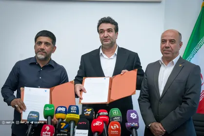 فدراسیون کشتی و دانشگاه آزاد برای توسعه کشتی تفاهم&zwnj;نامه همکاری امضا کردند