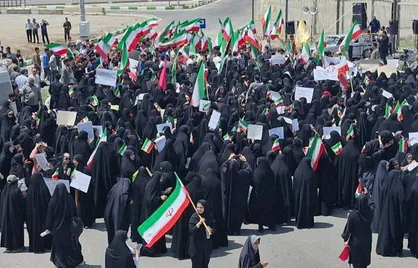 تجمع هزار نفری دانشجویان مقابل مرکز هسته&zwnj;ای نطنز