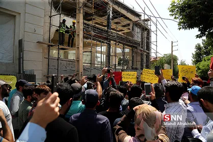 تجمع اعتراضی فعالان دانشجویی و مردمی مقابل ویلای " شبنم نعمت زاده "