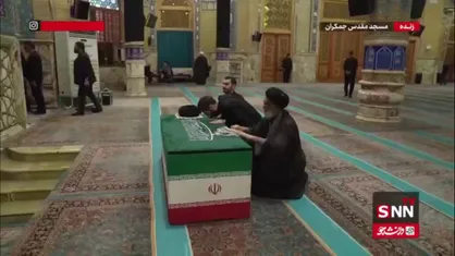 نمایی از پیکر رهبر شهید انقلاب در مسجد جمکران
