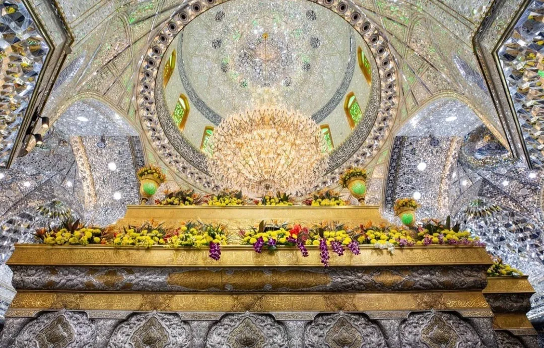 خادم حرم حسینی سید حامد می‌گوید که «ضریح امام حسین علیه‌السلام با بیش از ۱۰۰۰ شاخه گل طبیعی تزیین شده است.» در روزهای گذشته نیز پارچه‌هایی مزین به نام و القاب حضرت زینب سلام‌الله علیها نصب شده بود.

