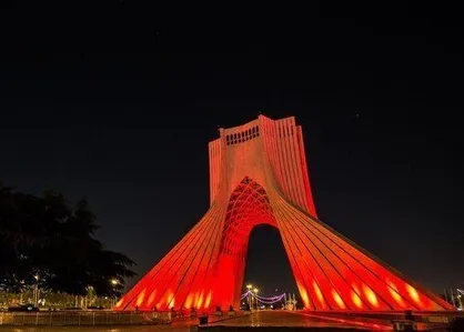 برج آزادی قرمز شد
