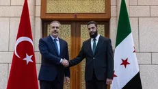 رونمایی از شکل و شمایل جدید دیپلماتی در دیدار فیدان و الجولانی/ ملاقات گرم وزیر خارجه ترکیه و رئیس تحریر الشام در کاخ دمشق+ فیلم