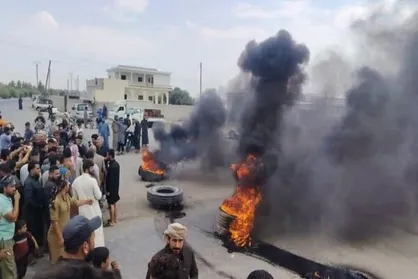 مسدود شدن کامل بزرگراه بین&zwnj;المللی حلب - دمشق در اعتراض به گرانی سوخت + فیلم
