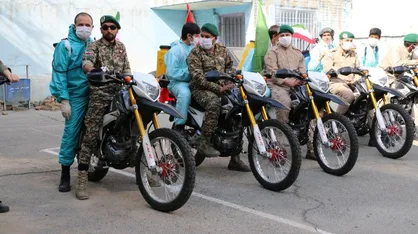 همکاری بسیج دانشجویی البرز و یگان ویژه ناجا در مقابله با کرونا / ۲۰۰۰ ماسک بهداشتی بین مردم کرج توزیع شد