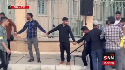 تشکیل زنجیره انسانی پیرامون تاسیسات آب سنگین اراک توسط دانشجویان