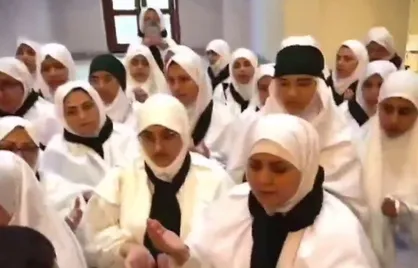 حال و هوای دانشجویان حاضر در اولین کاروان دانشجویی دختر دانشگاه&zwnj;های مشهد پس از احرام در مسجد شجره