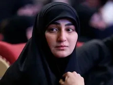 آیت الله رئیسی در زمان غبار روبی حرم زمانی که حال معنوی پدر را دیدند گفتند ایشان باید به داخل ضریح بیاید