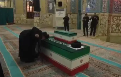 بوسه حجت&zwnj;الاسلام سید هادی خامنه&zwnj;ای، برادر رهبر شهید انقلاب بر پیکر قائد شهید امت