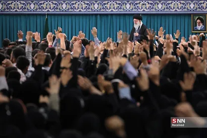 روز گرمِ حسینیه آبی&zwnj;رنگ امام/ حاشیه&zwnj;نگاری مجری دیدار رمضانی دانشجویان با رهبر انقلاب