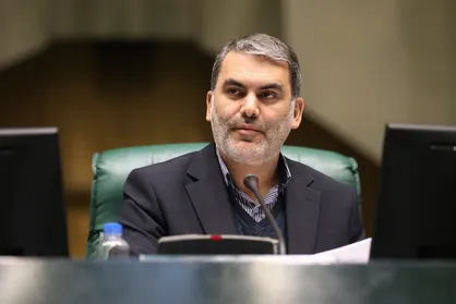 زنگنه: اقتصاد دولتی تا حدی به سمت دولتی شدن پیش رفته است که حتی خوراک دامی هم دولتی است! + فیلم