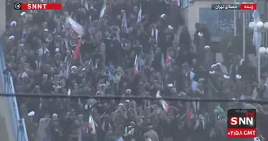 عاشقان امام شهید هروله کنان وارد مصلای تهران میشوند تا با رهبر شهیدشان دیدار کنند + فیلم