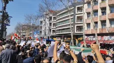 تشییع ۶ پیکر شهدای گیلانی حمله جنایتکارانه آمریکا در رشت / بدرقۀ‌ شهدا با شعار نه سازش نه تسلیم نبرد با آمریکا+فیلم
