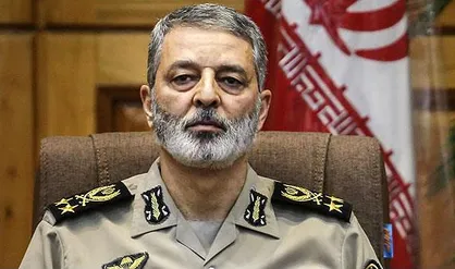 فرمانده و سرباز در امدادرسانی به مردم سیل&zwnj;زده پای کار هستند