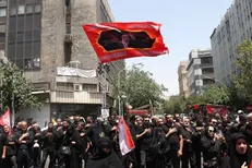 به وقت کشوردوست و صبح عاشورا /  شور و اشک در مقتلِ «آقای شهید ایران» که با خون امضا شد + عکس و فیلم