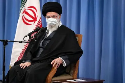 رهبر انقلاب: نگاه به ۴۰ سال دوم انقلاب باید علمی، دینی و دلسوزانه باشد / آرزوی علمی ما در مورد قم تا حدودی محقق شد