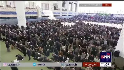 تمسک رهبر انقلاب به تربت امام حسین (ع) بعد از نماز جمعه نصر