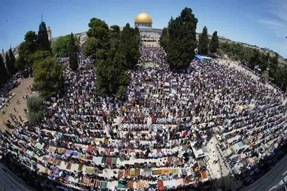 ۷۰ هزار فلسطینی در آخرین جمعه ماه رمضان در مسجدالاقصی نماز خواندند