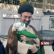رهبر انقلاب و کودک خردسال در یک قاب+عکس