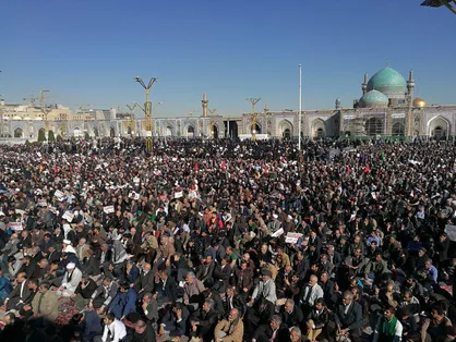 خیل عظیم جمعیت در مشهد به حرم رسید +عکس