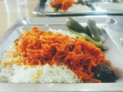 دیگ دوستی در سلف دانشگاه گیلان برای دانشجویانی که غذا نگرفته&zwnj;اند