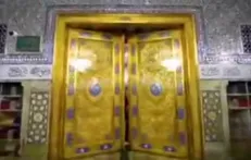 تصاویری از غزل رهبر شهید انقلاب بر روی درب طلای دارالولایه به دارالشرف حرم مطهر رضوی