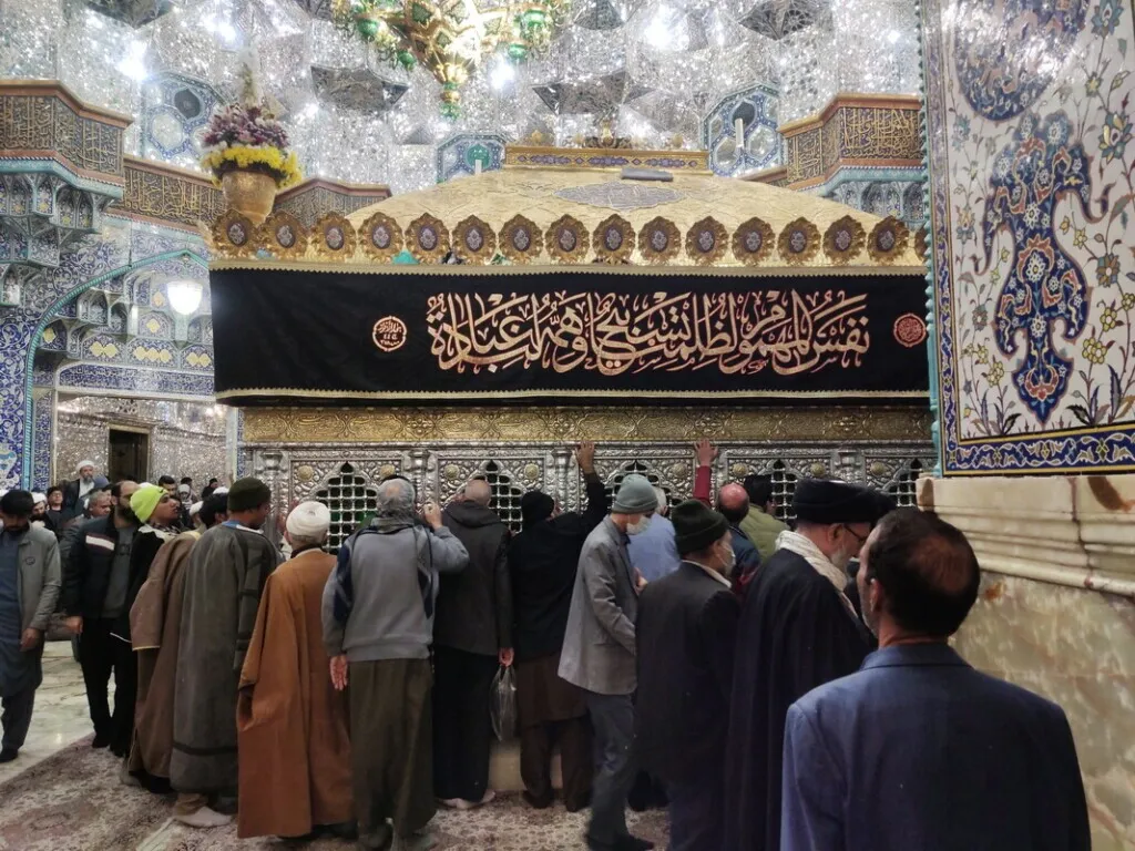 حرم مطهر حضرت معصومه سلام‌الله‌علیها در آستانه سالروز شهادت امام کاظم علیه‌السلام پدر بزرگوار حضرت معصومه سلام الله علیها با نصب بیرق‌ها و شال‌های عزا سیاهپوش شد.
