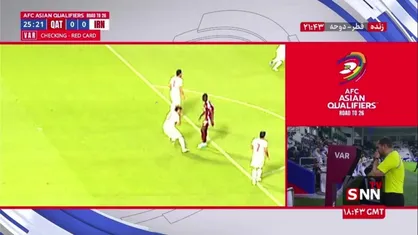 بعد از بررسی var مشخص شد خطای صورت گرفته و داور به مهاجم تیم ملی قطر کارت زرد نشان داد