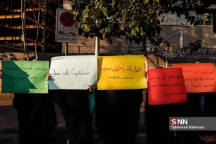 تجمع دانشجویان در مقابل سفارت فرانسه