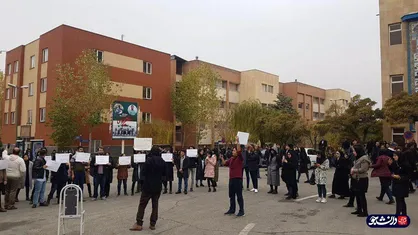 تعدادی از دانشجویان دانشگاه علامه تجمع کردند