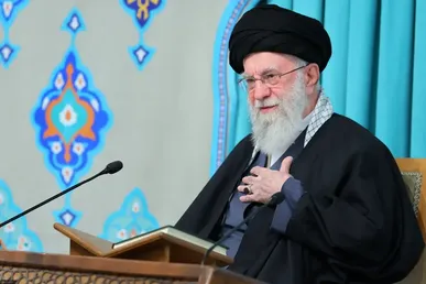 لحظاتی از دیدار صمیمانه خانواده‌های معظم شهدا با رهبر شهید انقلاب + فیلم
