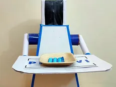 ابتکار فناورانه دانش‌آموزان هندی برای پیشگیری از شیوع کرونا / کاردستی که سلامت پرستاران را حفط می‌کند
