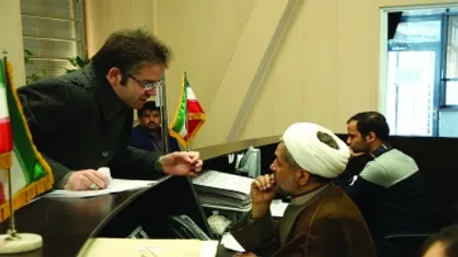 مسئولان وزارت علوم در میز خدمت پاسخگویی مراجعین هستند
