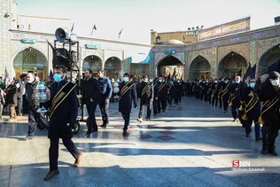 همزمان با سالروز شهادت حضرت فاطمه(س) از ساعت ۹ صبح دسته عزای خادمان و زائران حرم مطهر بانوی کرامت از مسجد امام حسن عسکری علیه السلام تا حرم مطهر حضرت معصومه سلام الله علیها برپا 